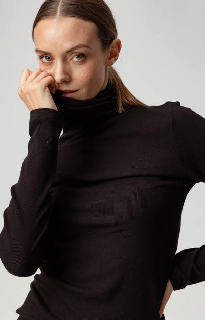 Su Katya Turtleneck in Black
